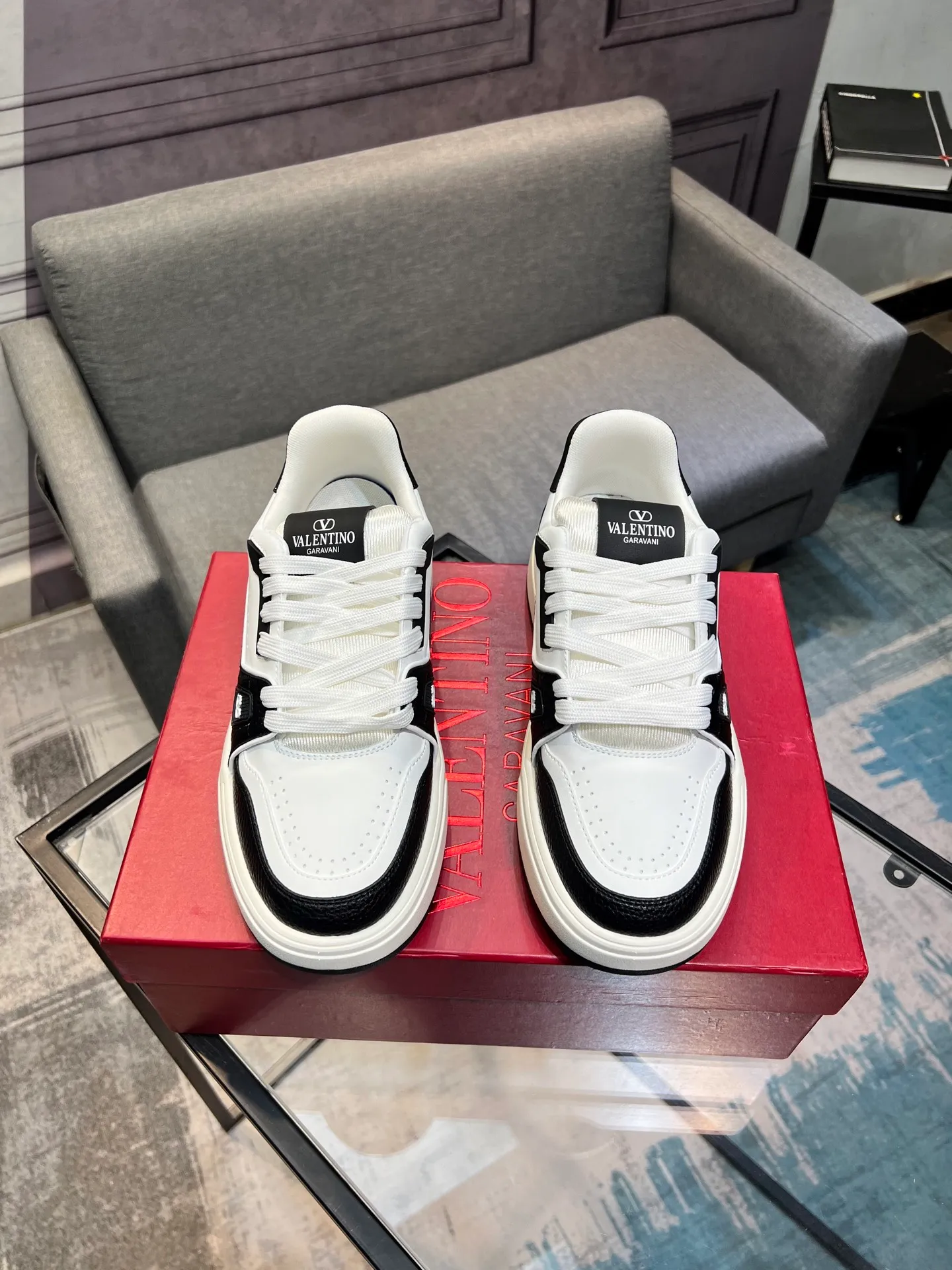 Men's men's shoes 💰660 𝑽𝒂𝒍𝒆𝒏𝒕𝒊𝒏𝒐 Valentino 𝑶𝒏𝒆𝑺𝒕𝒖𝒅 Couple's sneaker series Valentino 2025 latest couple's sneakers, celebrity style, hot sale. The original ZP was purchased and dismantled. Repeated pattern making and modification. I strive to restore the original version 1:1! Top luxury masterpiece, soft and comfortable, combining fashion and leisure, bringing excellent elegant texture and excellent on-foot comfort. Top purchase version upper: imported calfskin surface/original oil edge craftsmanship. Inner: water-dyed cowhide lining. Outsole: original development 𝐓𝐏𝐔 two-color combination outsole. Packaging: original configuration complete package. Code number: 35-44 yards. 34.45 can be customized. Can be customized (self-labeled-no label) order.